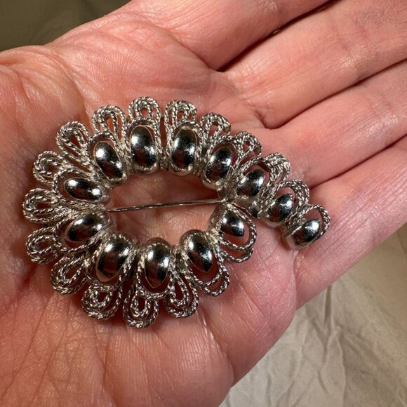 Vintage Lisner Silver-Tone Oval & Rope Design Brooch Pin Jewelry - Picture 4 of 6